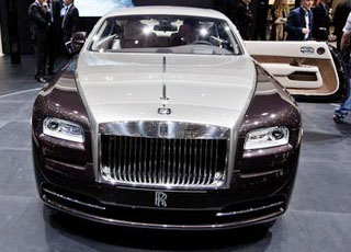 “فيديو” شاهد كيف تتم صناعة سيارة رولز رويس الشبح الجديدة كلياً