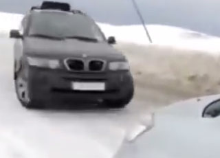 “فيديو” حادث شنيع جداً يفاجئ شاباً وسط الثلوج في دولة الاردن