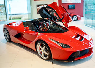 “بالصور” لاعب تشيلسي “صامويل إيتو” صاحب اول سيارة لافيراري في العالم