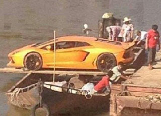 “بالصور” نقل سيارة الرئيس السوداني “عمر البشير” لامبورجيني افنتادور بطريقة غريبة!