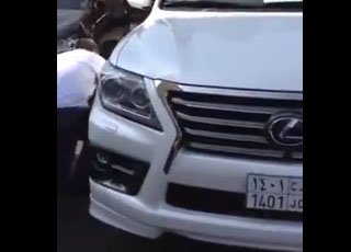 “فيديو” خلل مصنعي في جيب لكزس 2014 يأدي الى ظهور الايرباق بدون حوادث
