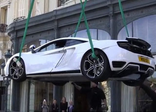 “فيديو” شاهد عملية رفع مكلارين 12سي النسخة الوحيدة في العالم لإحد الفنادق في مدينة موناكو