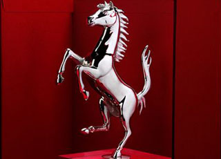 صانعة السيارات الايطالية “فيراري” تحمل اشهر شعار في العالم