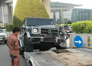 مرسيدس جي 65 “جيب” تتعرض لحادث في أحد مواقف برج المملكة بمدينة الرياض Mercedes G65