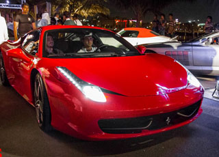 بالصور “تغطية” تجمع سيارات وقهوة لأصحاب السيارات الفاخرة والمعدلة في مدينة جدة بالمملكة السعودية