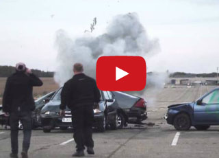 "فيديو" شاهد بالتصوير البطئ كيف تتناثر أجزاء السيارة وقت الحادث 3
