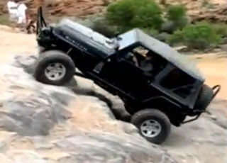 “فيديو” شاهد اشهر حوادث تسلق المنحدرات وانقلابات جيب رانجلر