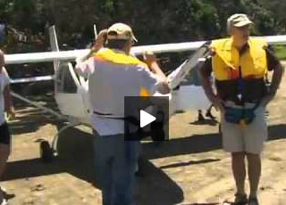 “فيديو” شاهد سقوط طائرة صغيرة في البحر أثناء الإقلاع