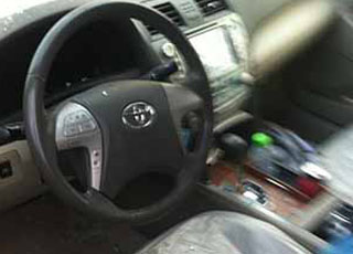 “بالصور” طلاب يحطمون زجاج سيارة معلم بالكامل بسبب ان المعلم قبض عليهم في حالة غش