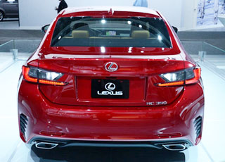 لكزس 2015 RC 350 باللون الأحمر الداكن الجديدة تلمع في سماء ديترويت