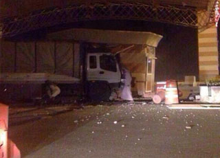 “بالصور” مركبة نقل تصطدم بنقطة أمنية بمنطقة نجران وتصيب أحد أفراد الأمن