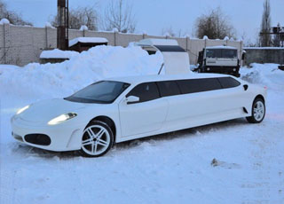 “بالصور” شخص يقوم بتحويل سيارة بيجو 406 كوبيه إلى فيراري ليموزين طويل وفاخر