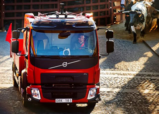 فولفو تطلق الثيران الهائجة على شاحنتها الجديدة FL في اعلان تلفزيوني Volvo Truck