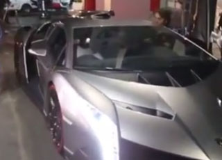 “فيديو” لامبورجيني فينينو خلال شحنها يتجاوز سعرها 15 مليون ريال سعودي
