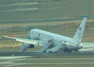 “صورة” الكشف عن نتائج التحقيقات الأولية بحادثة طائرة المدينة وأسباب تعطل عجلاتها