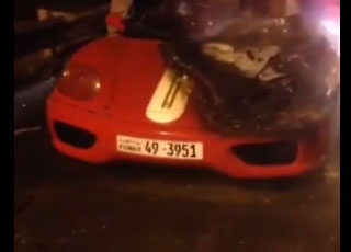 “بالفيديو” شاهد لحظة احتراق سيارة فيراري على الخط السريع في الكويت