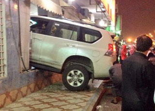 “بالصور” سيارة جيب تقتحم محلاً تجارياً في شرق مدينة الرياض