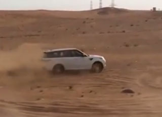 “فيديو” تطعيس رنج روفر 2014 فوج Vs رنج روفر سبورت 2014