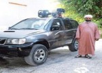 "بالصور" حارس في شرطة أبوظبي يخترع محرك سيارة يعمل بضغط الهواء فقط 1