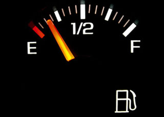 "نصيحة" تأكد من عدم نقص مستوى البنزين في خزام سيارتك عن الربع 3
