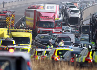 "بالصور" اصطدام 100 سيارة في حادث مروري في بريطانيا بسبب الضباب 3