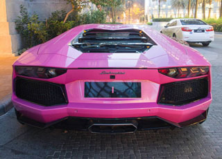 “بالصور” اميرة ماليزية تصبغ سيارتها الامبورجيني افنتادور باللون الوردي وتثير غضب الشعب