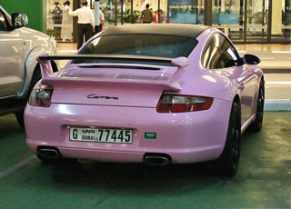 “بالصور” سيارات الاعلامية السعودية لوجين عمران تلفت الانظار في مدينة دبي