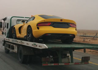 دوج فايبر 2014 الجديدة باللون الاصفر تصل الى السعودية Dodge Viper 2014