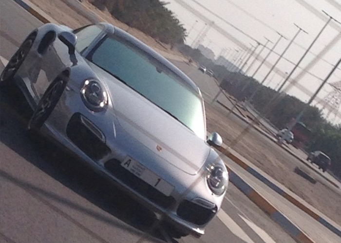 “صورة” وزير الخارجية الاماراتي عبدالله بن زايد يتجول بسيارته الجديدة في مدينة ابوظبي