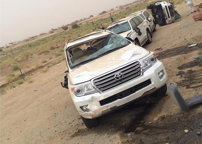 "بالصور" سقوط 8 سيارات لاندكروزر 2015 على الطريق إثر انقلاب شاحنة تحملها 3