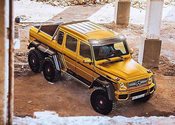 “فيديو” شاهد سيارات مطلية بالذهب محملة على شاحنات نقل في شوارع الرياض