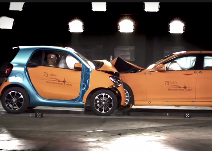 “فيديو” سيارة سمارت فورتو الصغيرة تختبر تصادمها مع مرسيدس اس كلاس