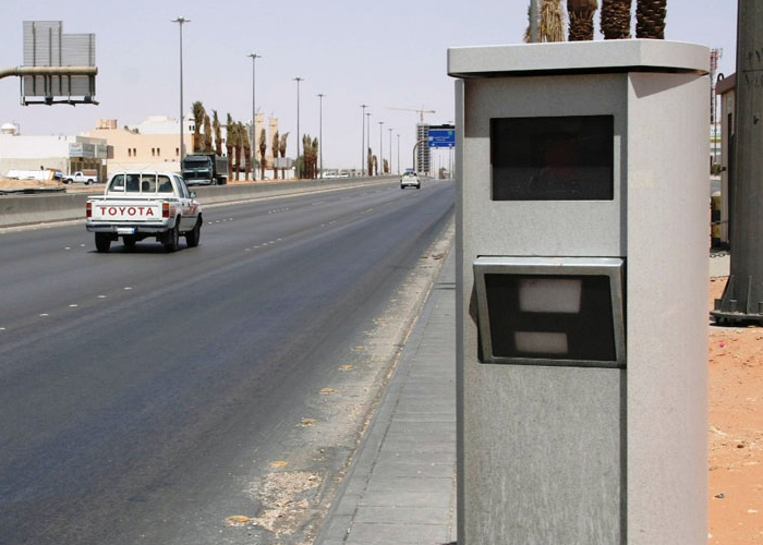 “المرور” يبدأ تركيب أجهزة مراقبة السرعة حسب الزمن داخل المدن