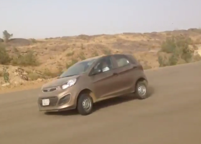 “بالفيديو” شاب يصور لحظة سقوط سيارة صديقه المفحط في أحد الأودية