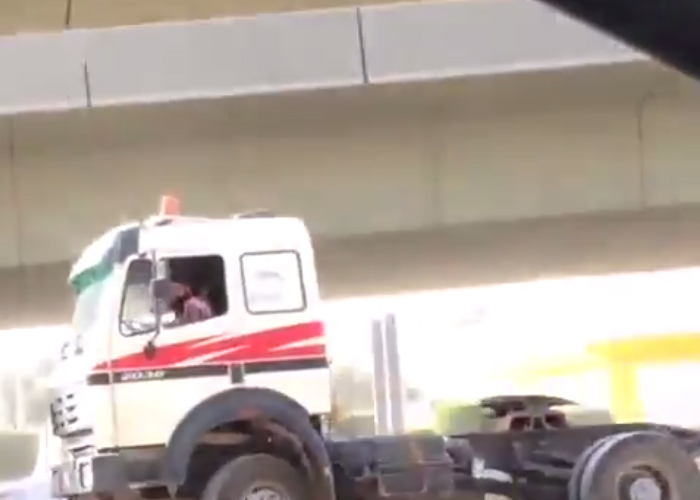 “فيديو” قائد شاحنة متهور يقطع الإشارة المرورية بجنوب الرياض