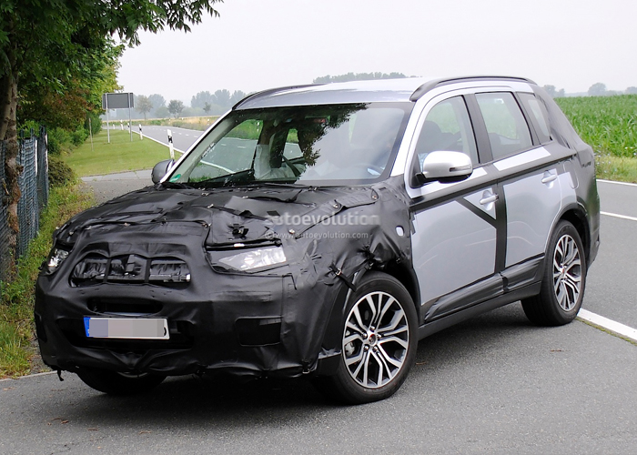 ميتسوبيشي اوتلاندر 2015 بشكله الجديد كلياً يظهر في صور تجسسية خلال اختباره Mitsubishi Outlander