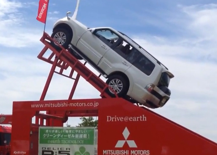 “فيديو” شاهد ميتسوبيشي باجيرو ذات دفع رباعي تتسلق منحدر على زاوية ميل 45!