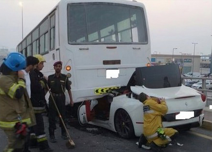 “بالصور” فيراري كاليفورنيا في حادث شنيع جداً بالإمارات وإصابة سائقها بسبب تهوره في القيادة