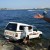 “بالصور” طفل يقود سيارة والده من نوع تويوتا هايلكس ويغرقها في بحر جدة!