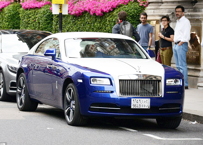 “بالصور” تكدس سيارات العرب الاثرياء الفارهة تثير قلق السكان في لندن والصحف العالمية تتحدث عنها