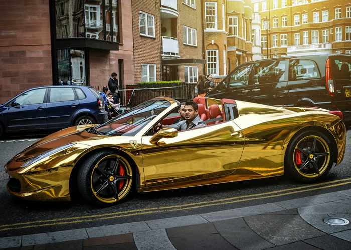 "بالصور" فيراري 458 ايطاليا "عراقية" باللون ذهبية تخطف أنظار المارة في شوارع لندن 3
