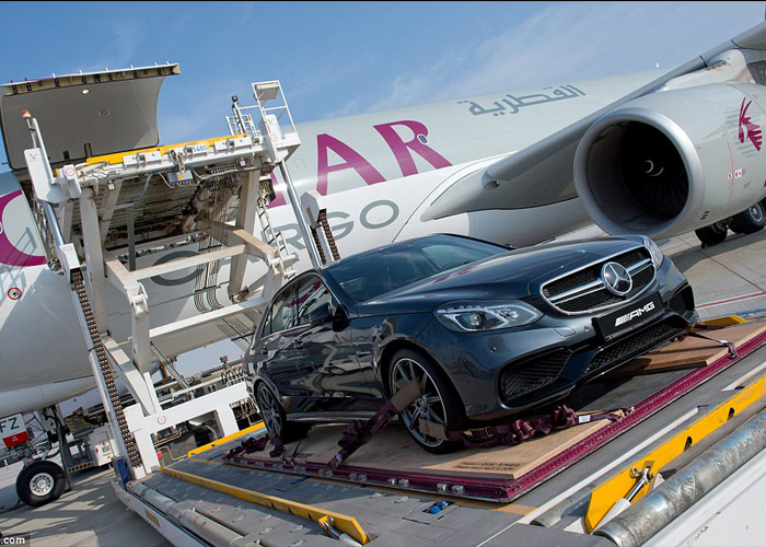 “بالصور” شاهد كيف يتم شحن السيارات الخليجية عبر الطائرات الى مدينة لندن وباريس