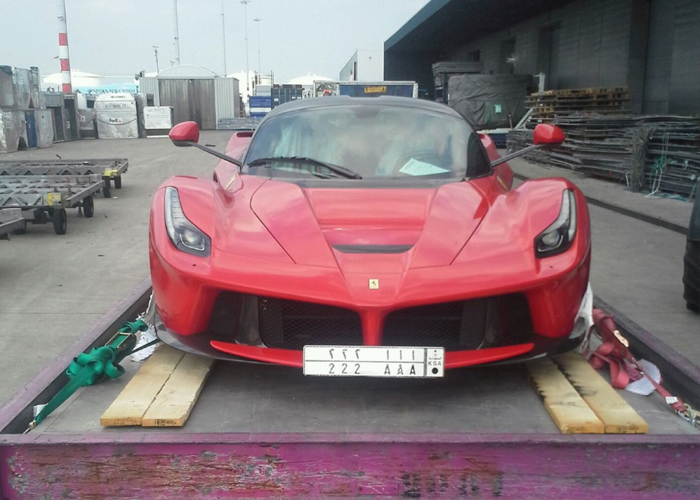 “بالصور” رصد فيراري لافيراري سعودية يملكها أبن وكيل مرسيدس السعودية “الجفالي” في مطار هولندا