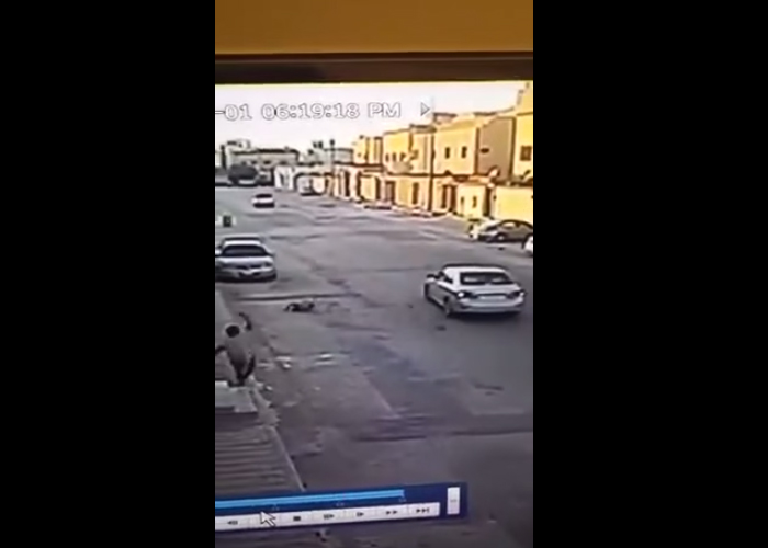 "بالفيديو" كاميرا مراقبة ترصد طفل يتعرض لحادث دهس في مدينة الرياض 3