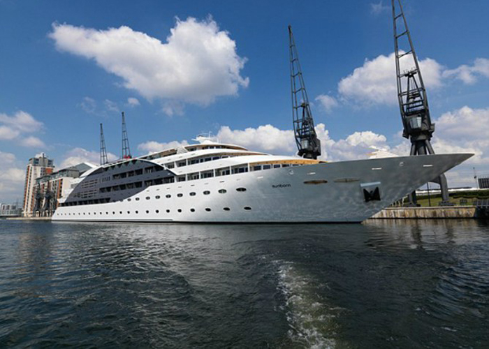 “بالصور” جولة داخل أضخم يخت بعد ان تم تحويله إلى فندق عائم فى لندن