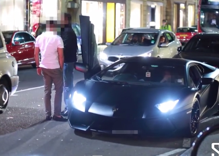 “بالفيديو” القاء الفاكهة على سيارات العرب الفارهة في مدينة لندن بسبب الازعاج