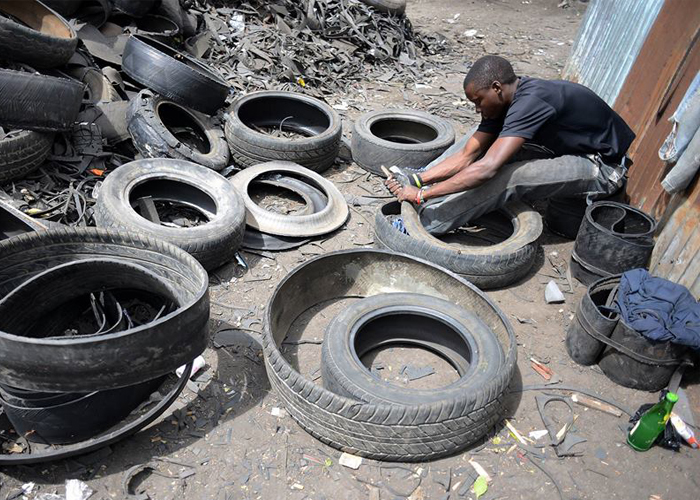 “بالصور” شاهد صنادل وأحذية أنيقة مصنوعة من إطارات السيارات