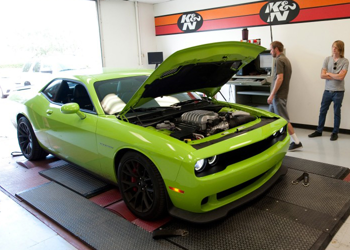 “فيديو” دودج تشالنجر هيلكات على جهاز الداينو تنتج أكبر قوة من قوتها الأساسية