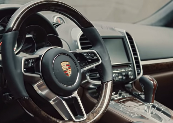 “بالفيديو” الكشف عن تفاصيل التصميم الخارجي والداخلي بورش كايين 2015 المجددة