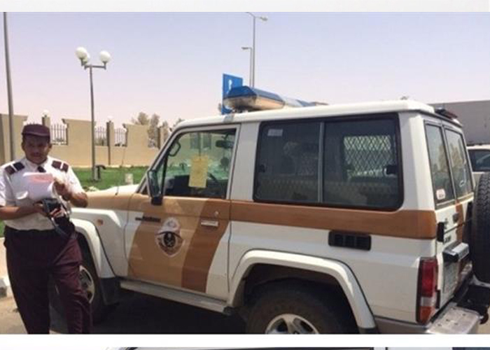 “بالصور” شاهد مخالفة دورية شرطة توقفت في موقف خاص بالمعاقين
